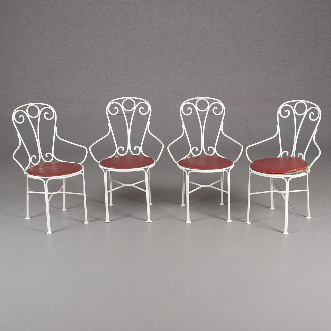 CAFÉSTOLAR. Vitlackerat järn & rött konstläder, 1900-tal.