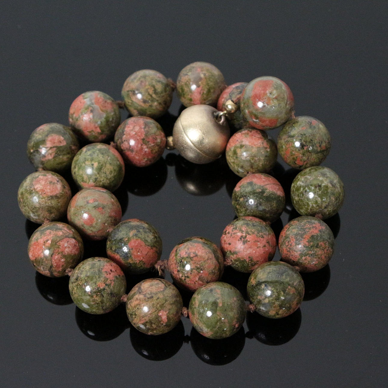 Halsband med jaspis och silverlås.