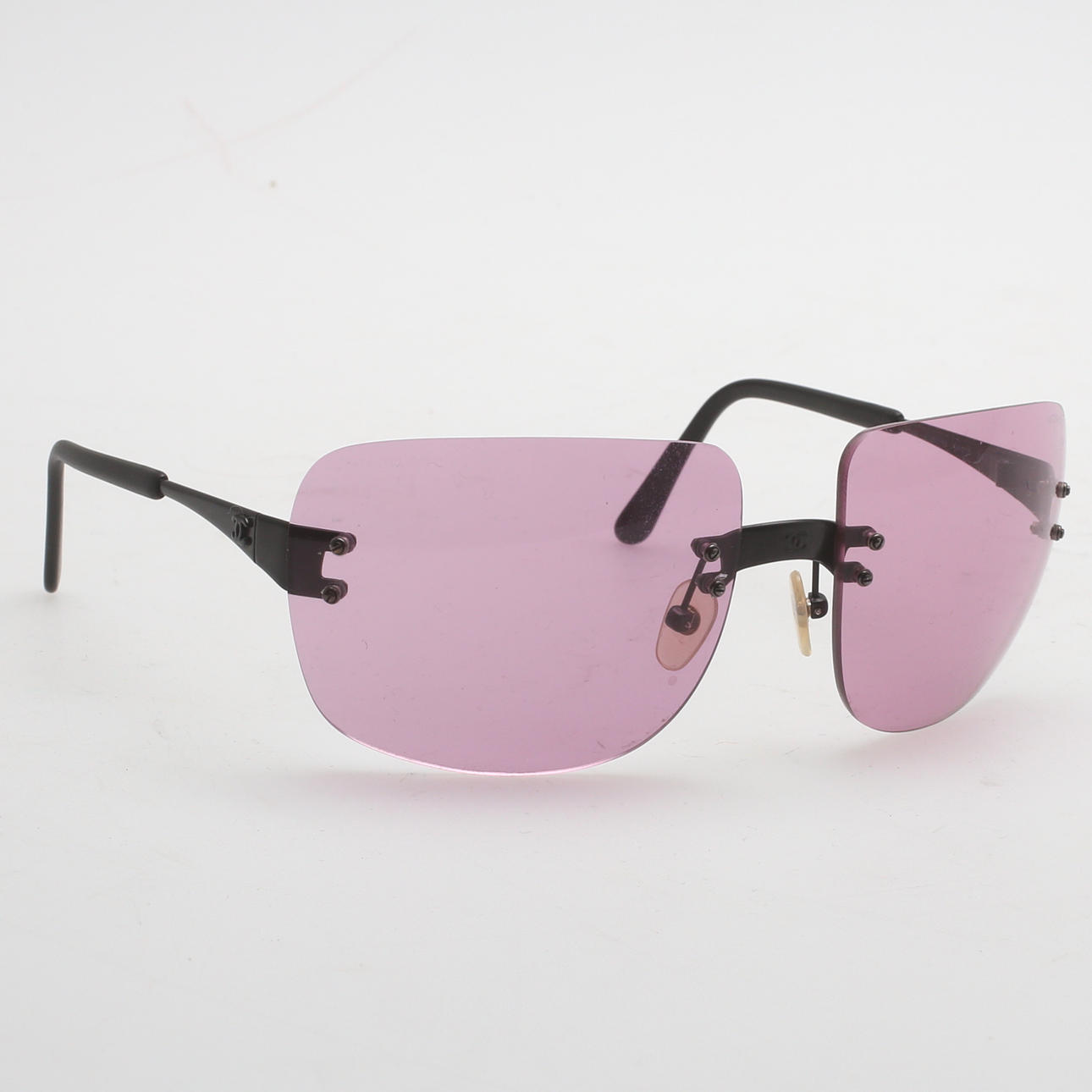 SOLGLASÖGON, 2 st, Chanel samt Peak Performance.