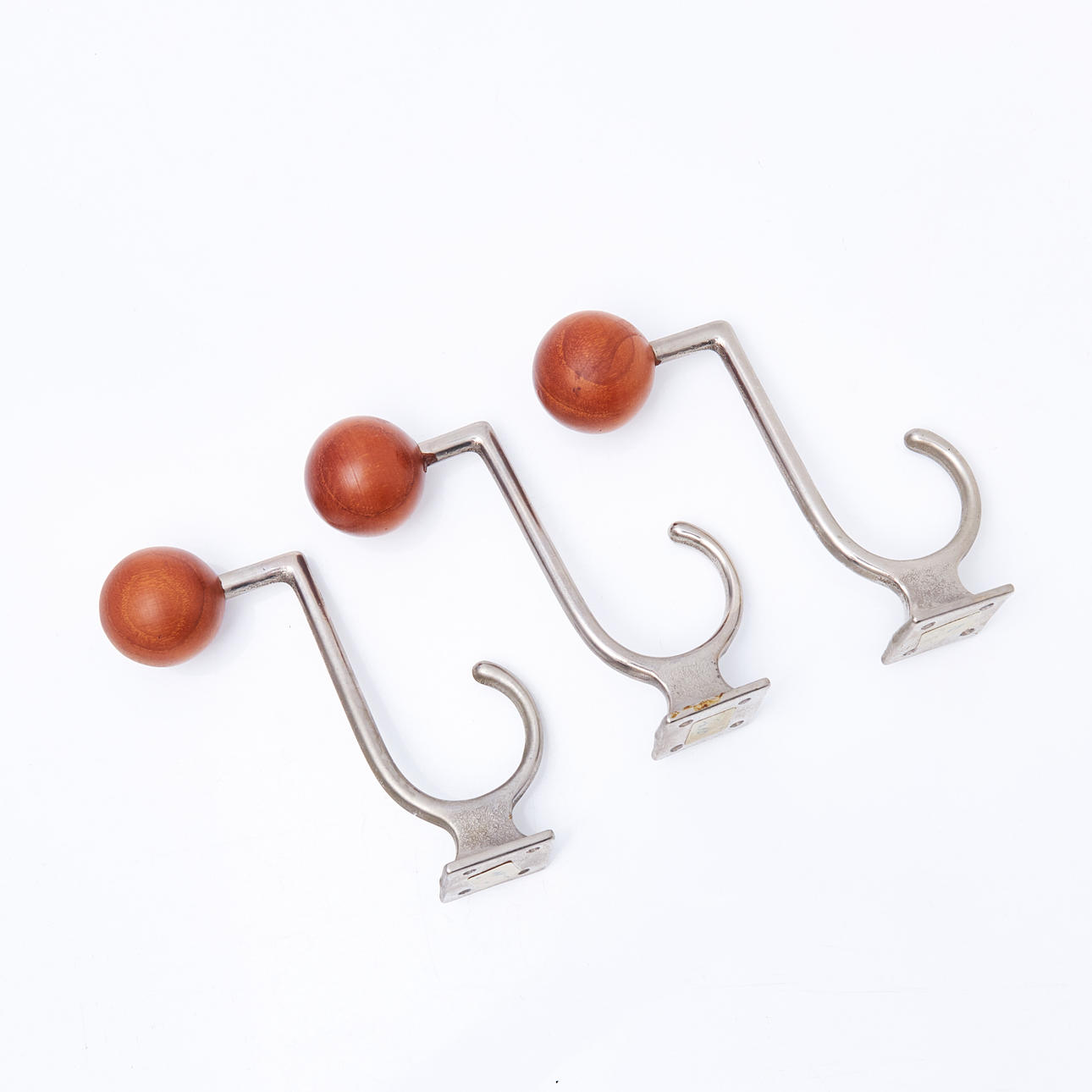 HATTHYLLA. Krokar, 3 st, förkromade samt teak.