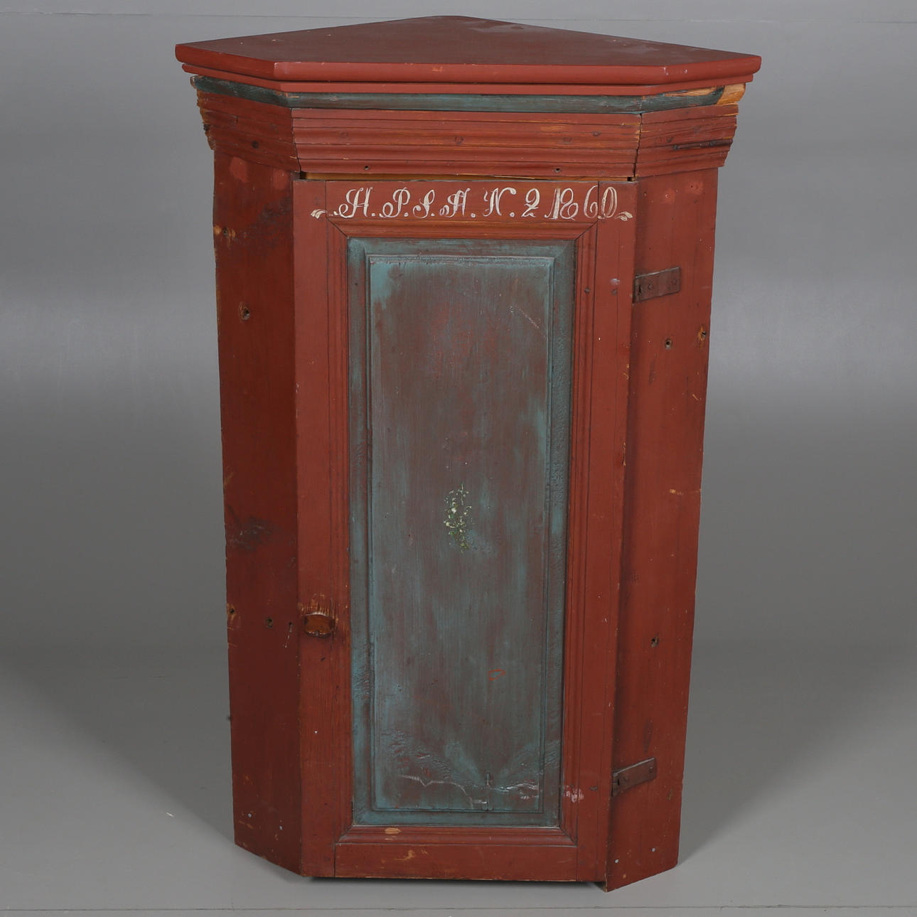 HÖRNSKÅP, allmoge, 1800-talets senare del.