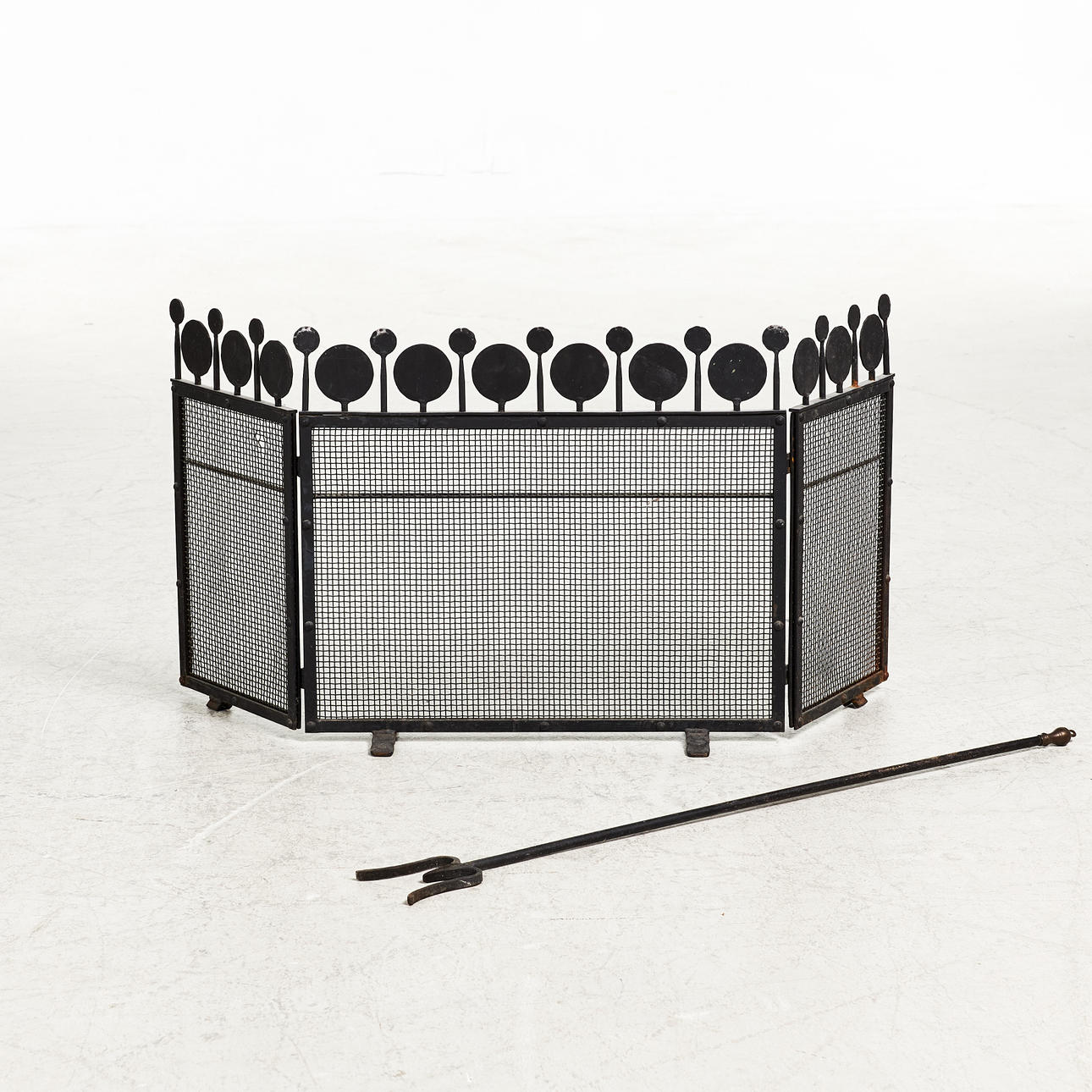 GNISTSKYDD, ca 1960-tal, gjutjärn, eldgaffel medföljer.