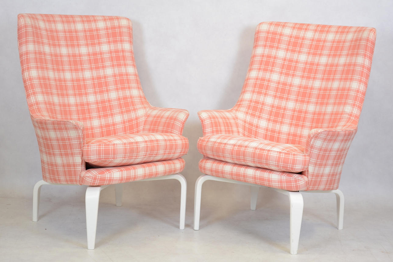 FÅTÖLJER, ett par,vitlackerat trä, 1950/60-tal.