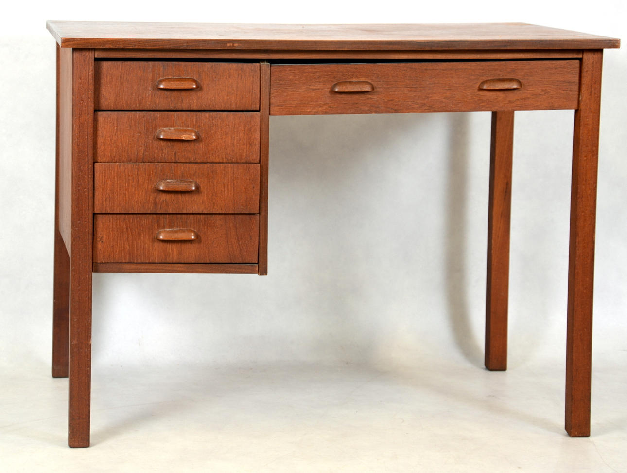 SKRIVBORD, teak, front med 5 lådor, 1960-tal.