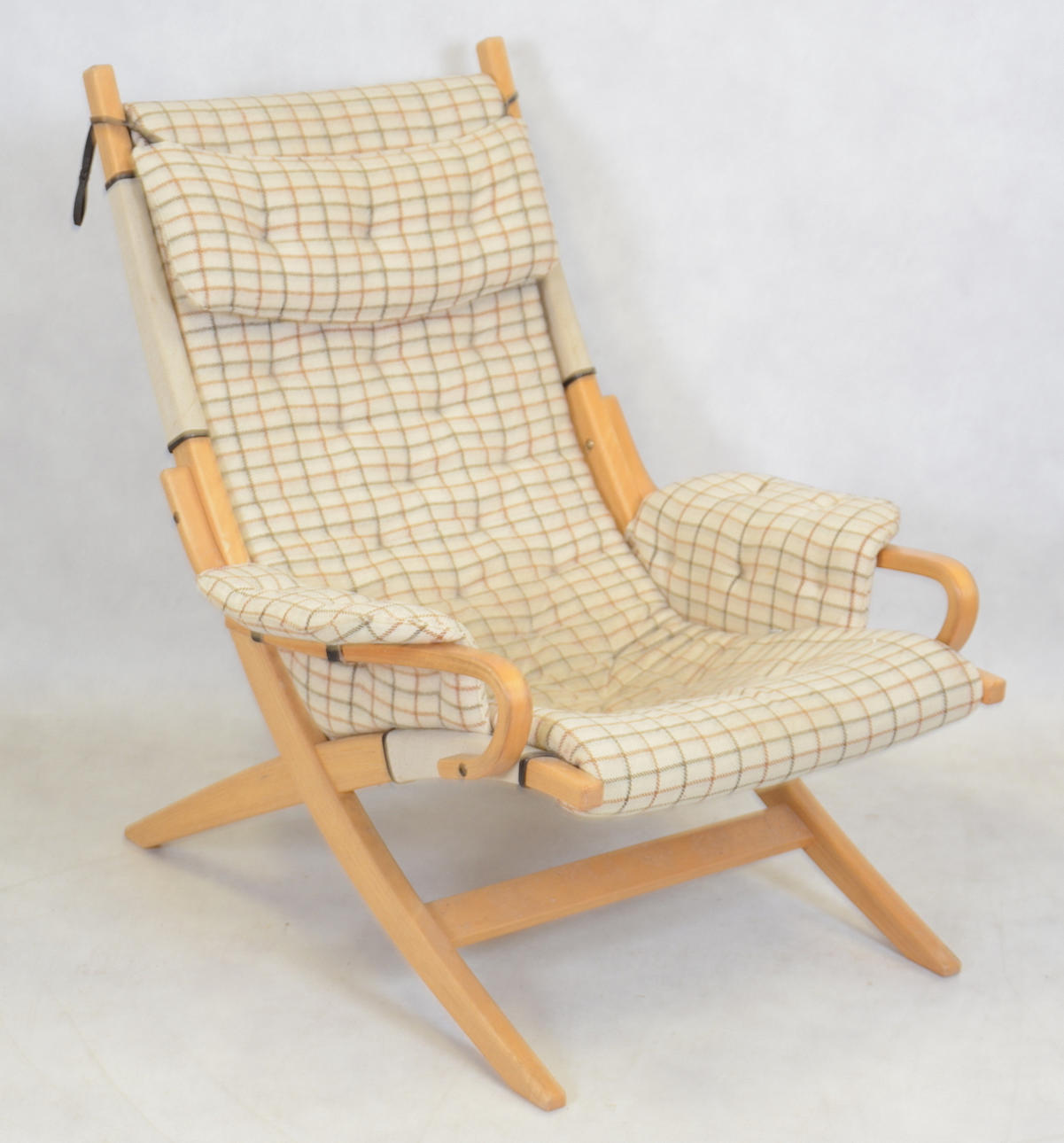 VILFÅTÖLJ, björk med rutig klädsel, 1960/70-tal.