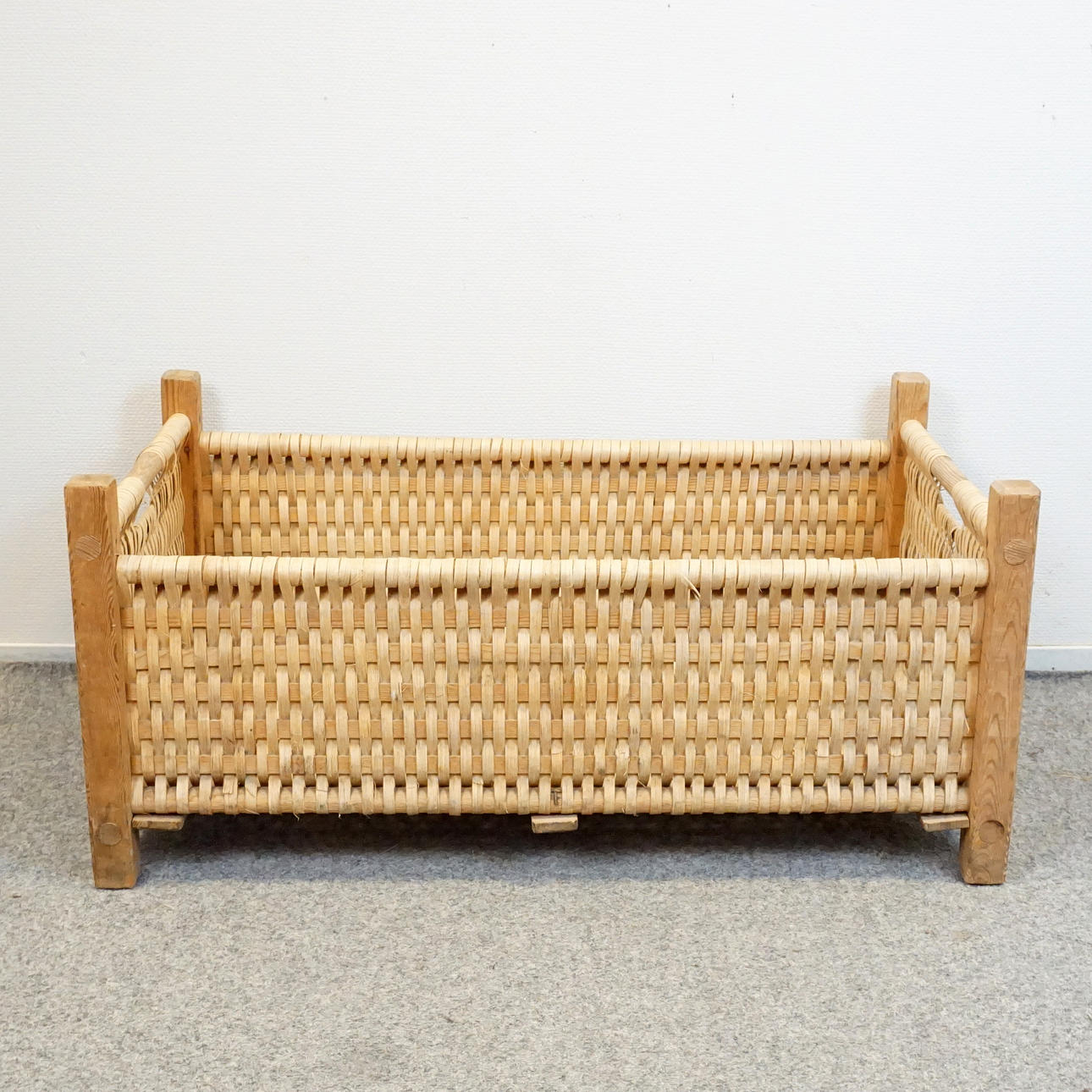 TVÄTTKORG, trä/spån.