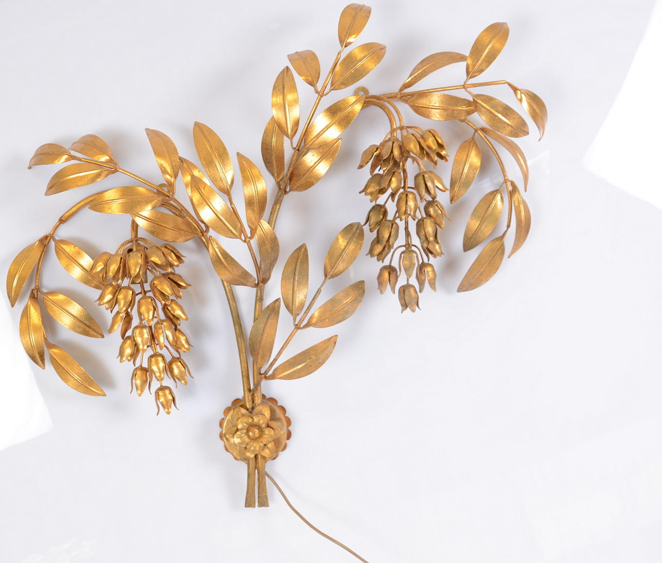 VÄGGBELYSNING, förgylld metall, i form av naturalistiskt utformade, blommande grenar.