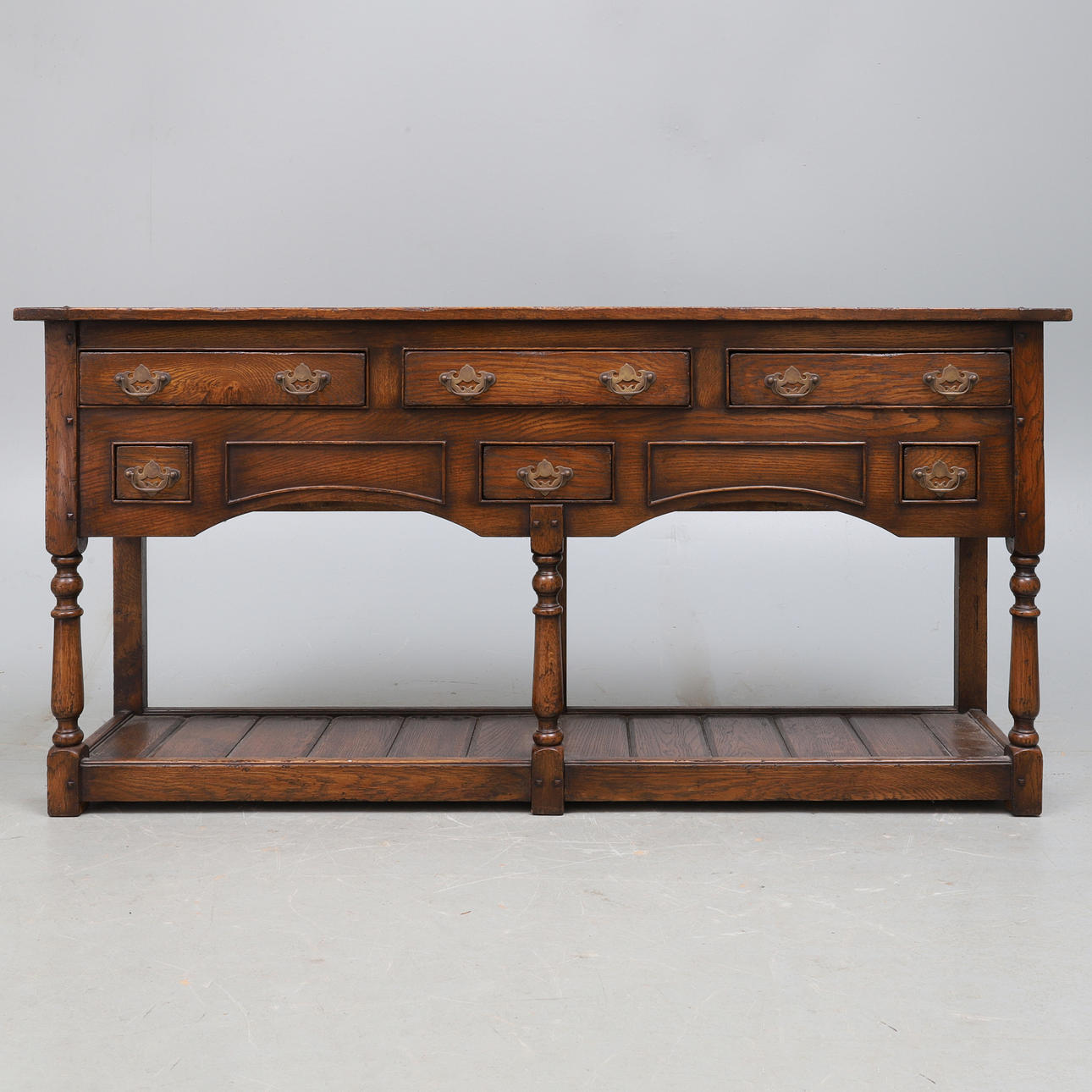 EIN REPRODUKTIONS-GEORGE-III-STIL-KOMMODE-UNTERGESTELL AUS EICHE.