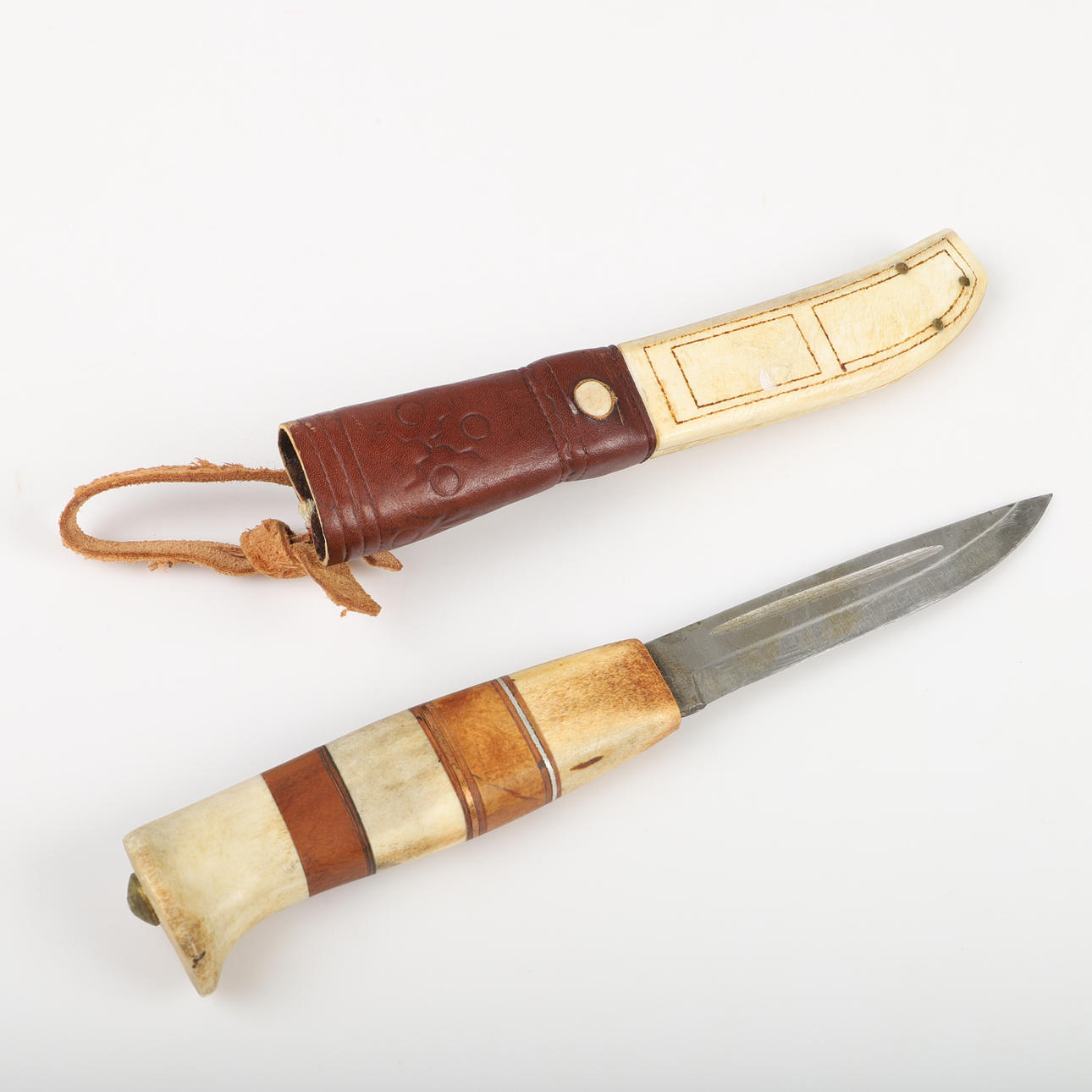 KNIFE, Sami work, leather/horn, indistinctly signed, 89.