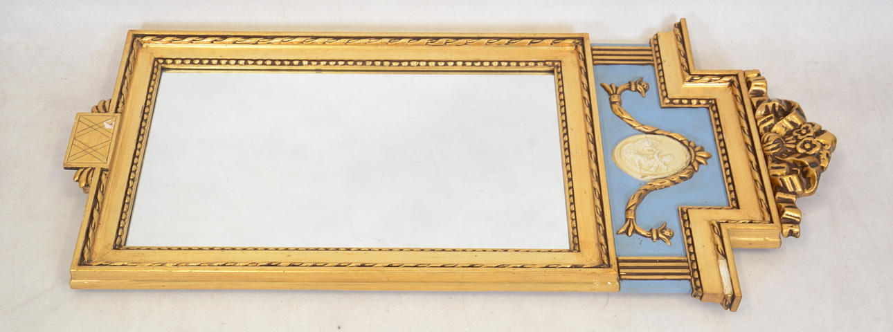 SPEGEL, bemålat, bronserat och förgyllt trä och stuck, gustaviansk stil, 1900-talets 1 hälft.