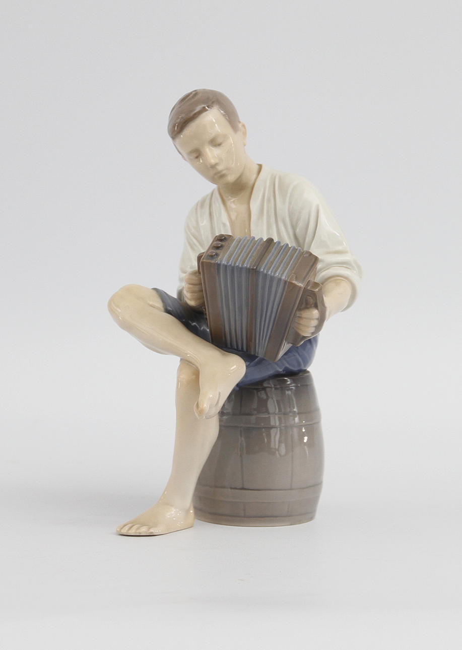 PORSLINSFIGUR. Pojke med dragspel, Bing & Gröndahl.