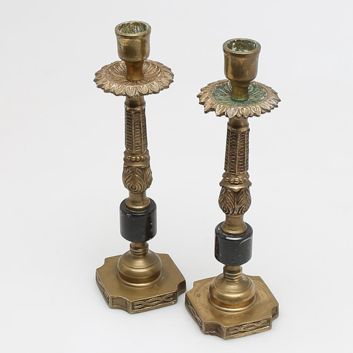 LJUSSTAKAR i mässing, ett par, 1900-talets första hälft.