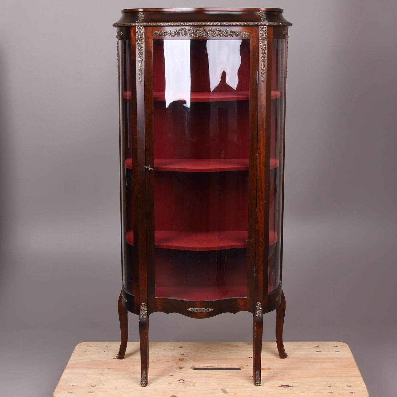 VITRINSKÅP, Louis XVI-stil, 1900-tal.