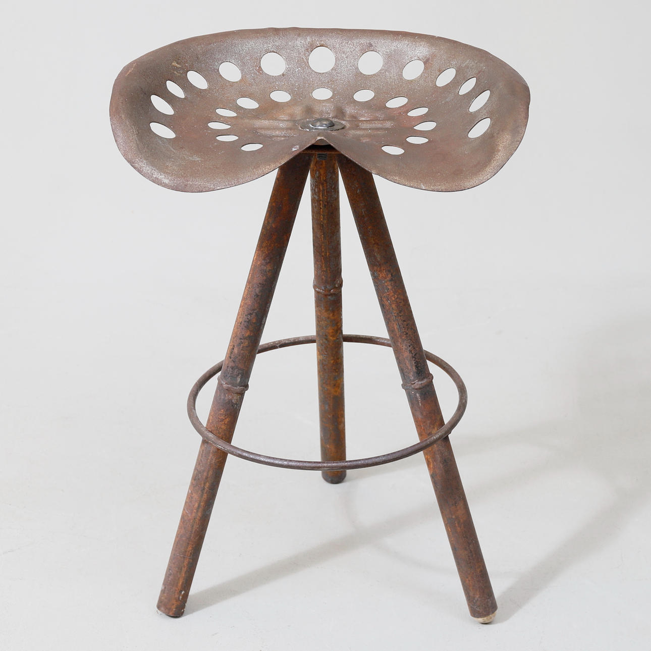 Taburete con asiento de tractor, metal, 1900.