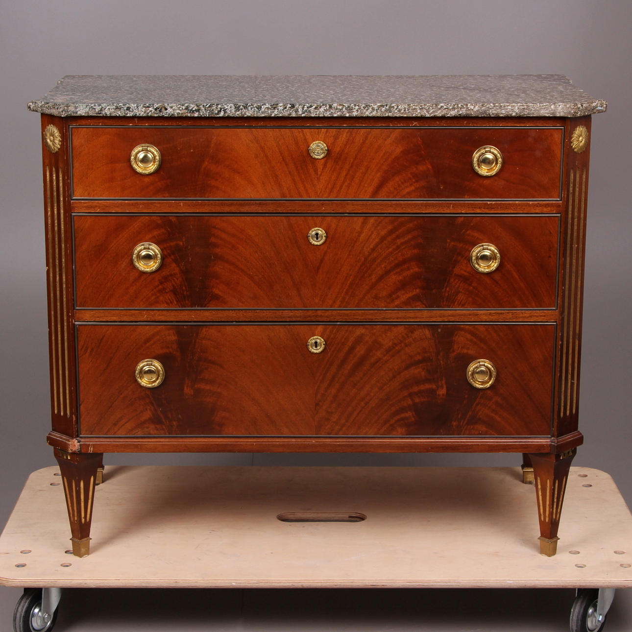 BYRÅ, med stenskiva, sengustaviansk stil, 1900-tal.