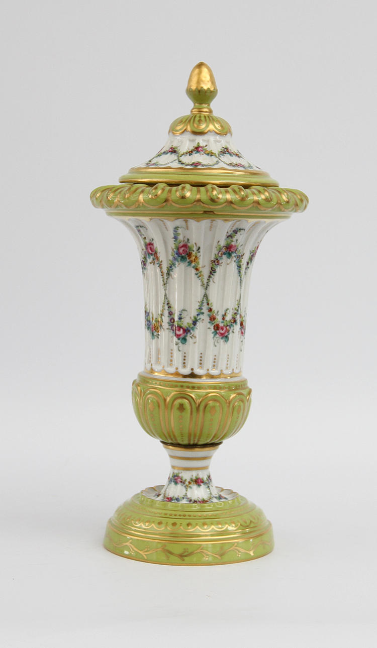 LOCKURNA. Porslin, dekor av blommor.