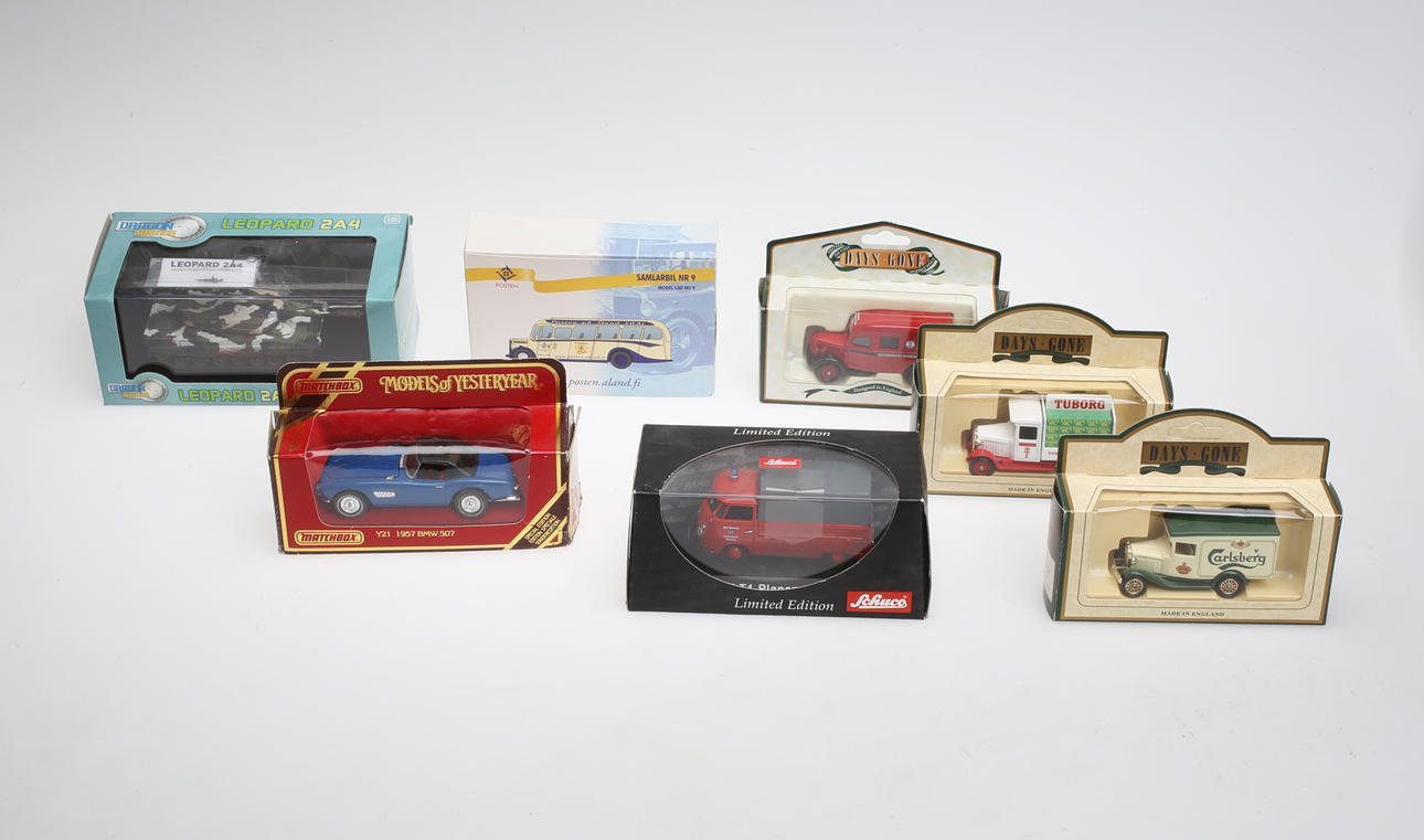 PLÅTLEKSAKER, 7 st.