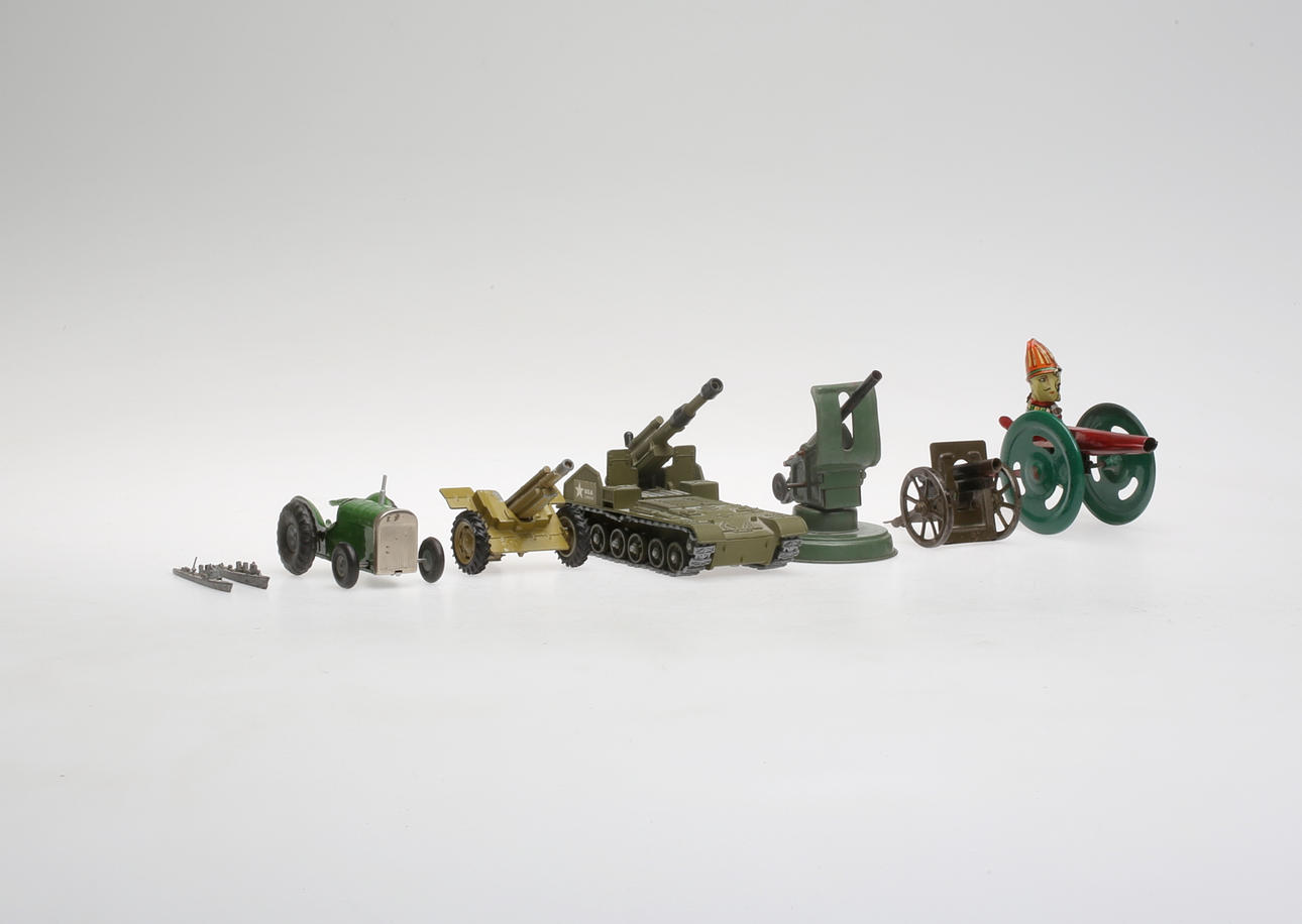 PLÅTLEKSAKER, 8 st.