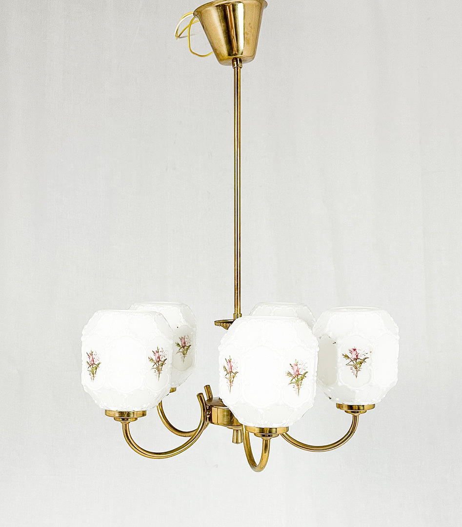 TAKLAMPA, Mässing och porslin.