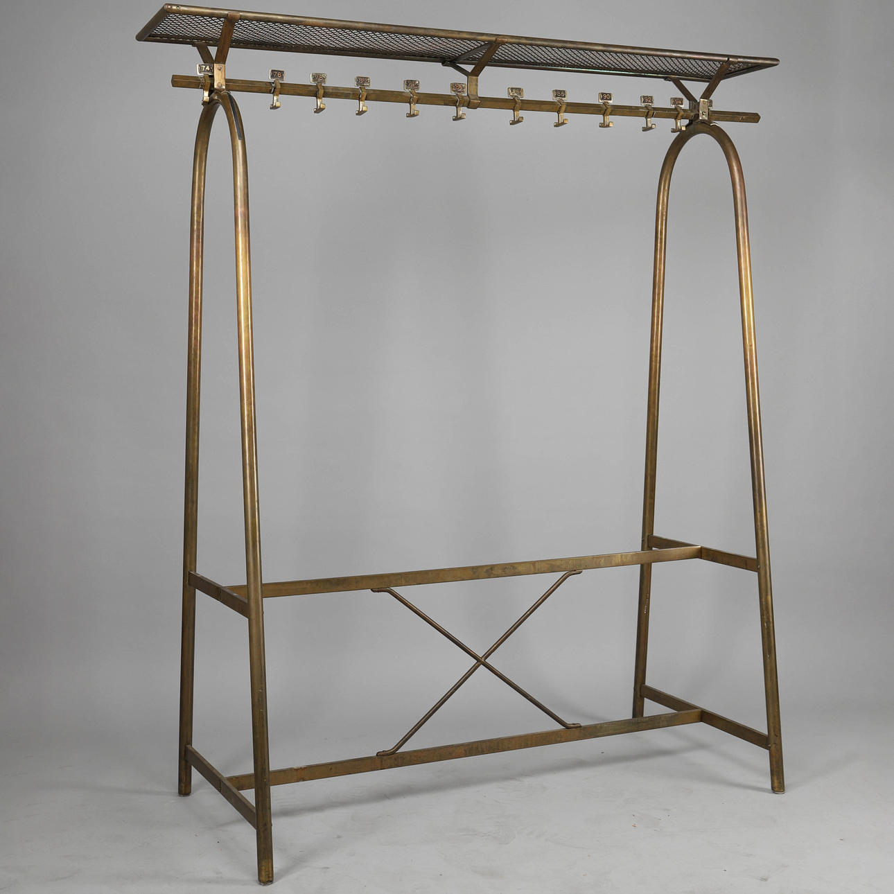 KLÄDSTÄLLNING, mässing, 1900-talets första hälft.