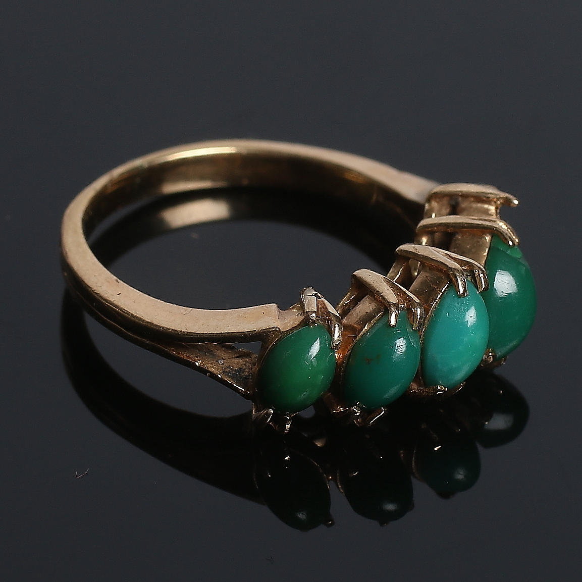 RING, 18k guld samt gröna agater 1900-talets mitt. Totalvikt 5 gram.