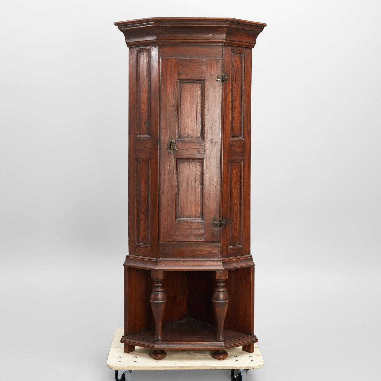 CORNER CABINET, 18th century, stained pine, profiled crown, lower part with baluster-shaped columns, late baroque model.