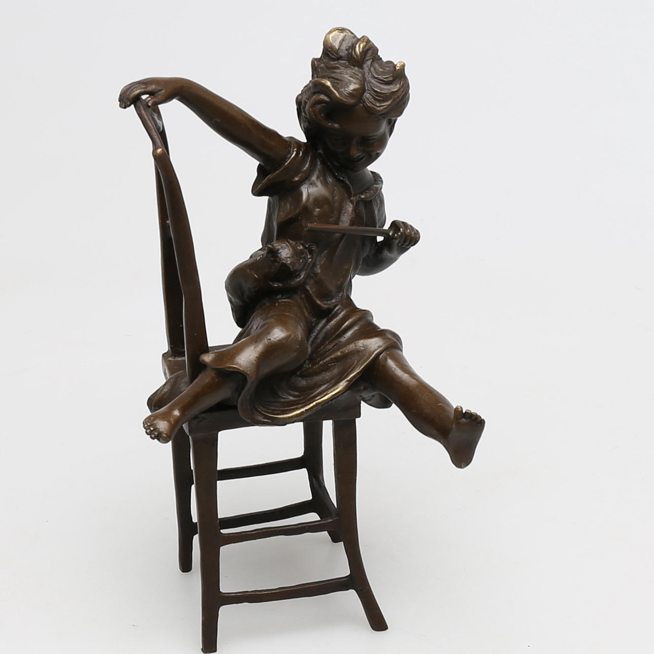 OIDENTIFIERAD KONSTNÄR. Lekande flicka i stol med katt i brons, signerad F Hflahd Paris.