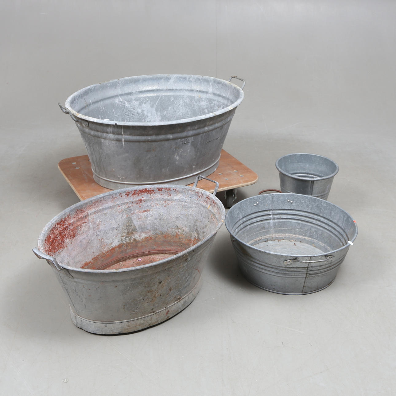 TIN PALLET, 3 pcs and TIN BUCKET.