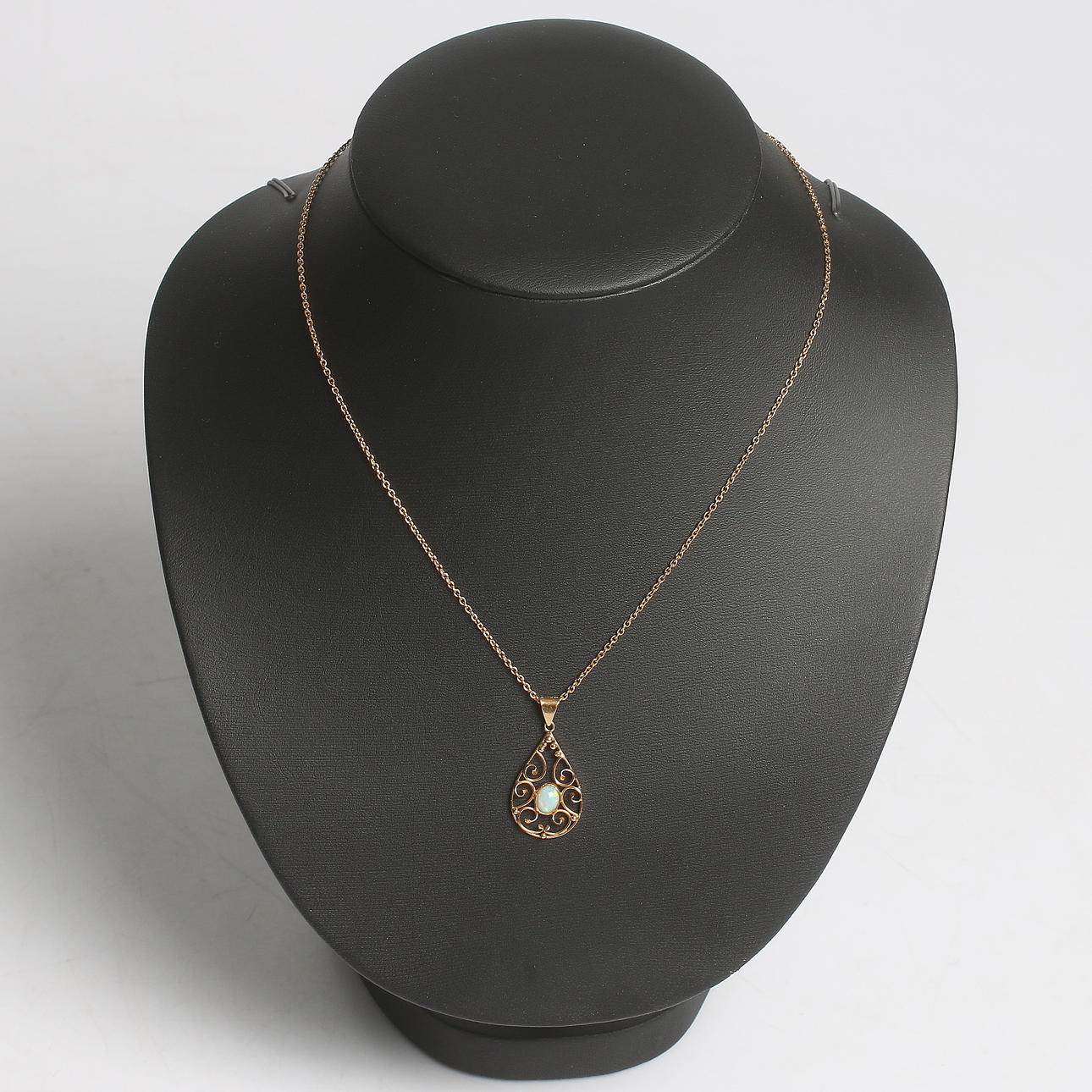 HALSBAND med HÄNGE, 18k guld samt cabochonslipad opal, Stockholm, 1947. Totalvikt 5 gram.