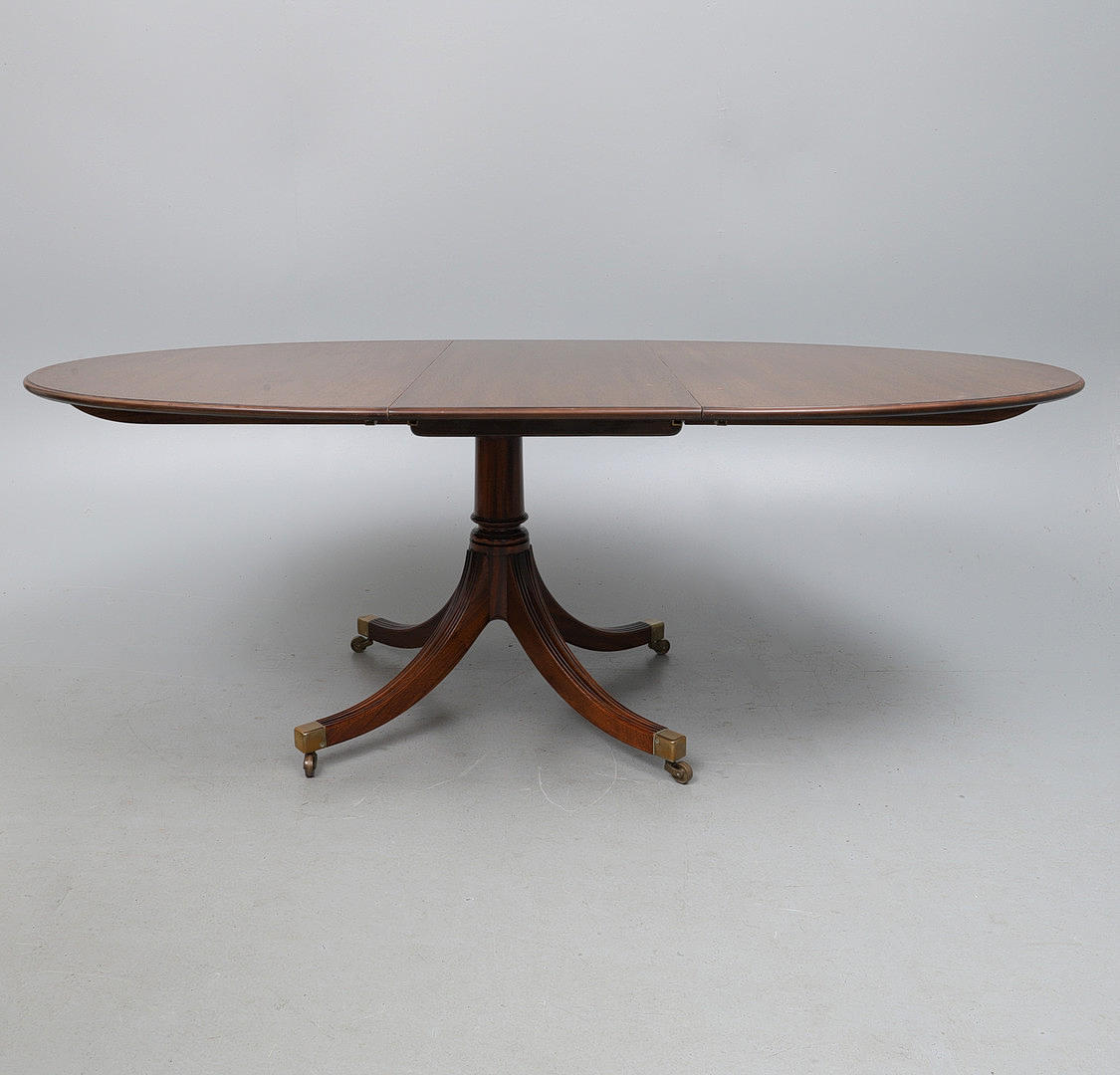 REPRODUCTION REGENCY -TYYLIINEN mahonkiruokapöytä.