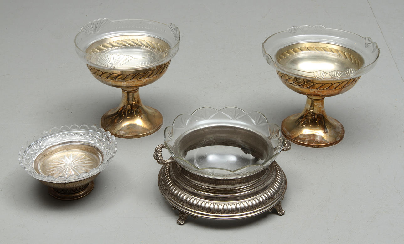 SKÅLAR, 4 st, bland annat nysilver med glasinsatser.