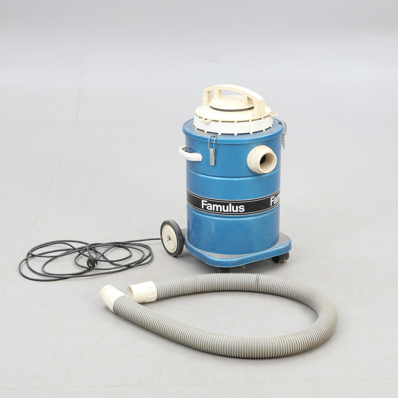 INDUSTRIDAMMSUGARE, Famulus.