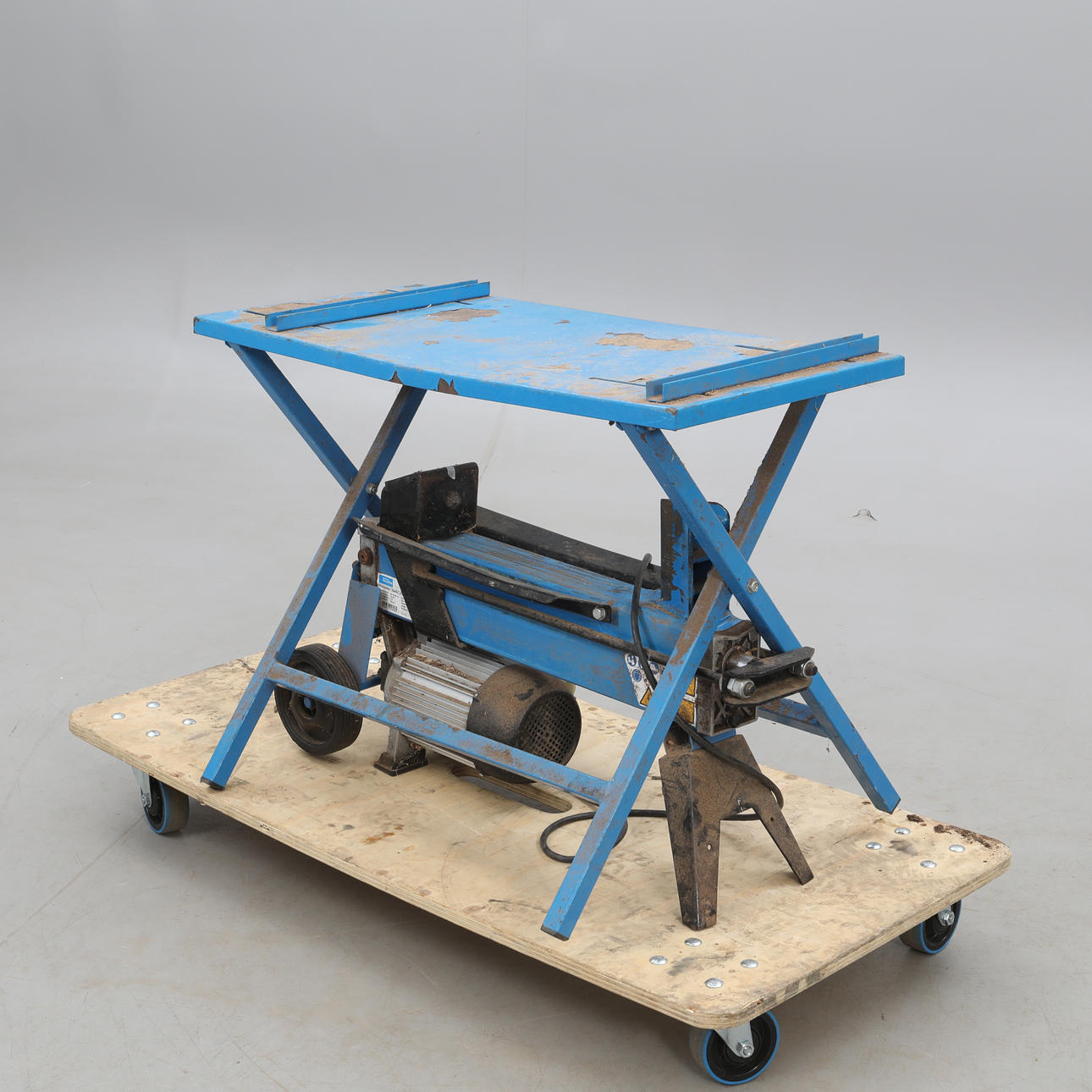 VEDKLYV, två handsfattning samt ett bord.