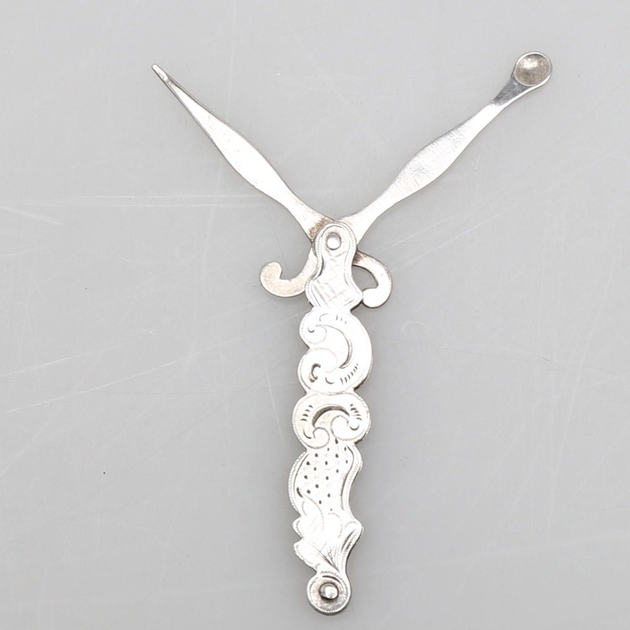 HYGIENVERKTYG i silver, fällbar nagelrensare & öronskrapa, 1875.