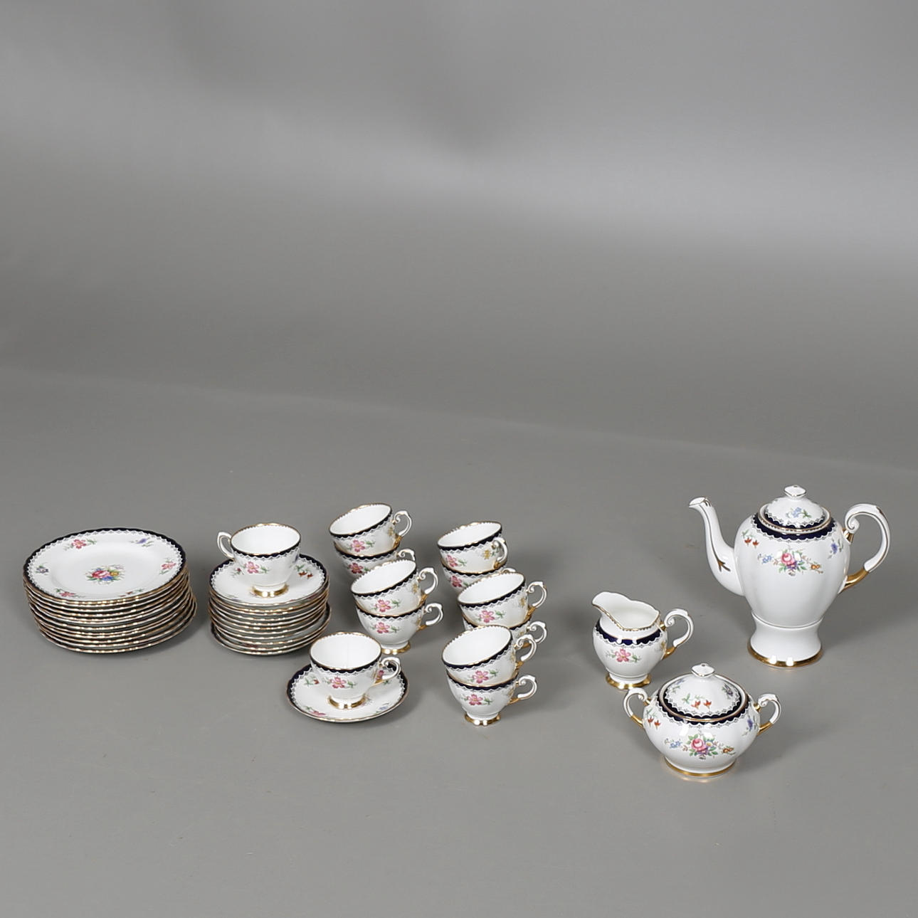 KAFFESERVIS i porslin, 39 delar, Tuscan, England.