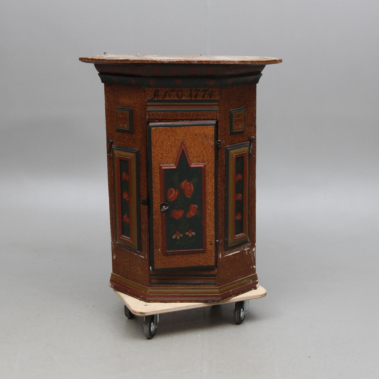 VÄGGHÖRNSKÅP, allmoge, daterat 1774.