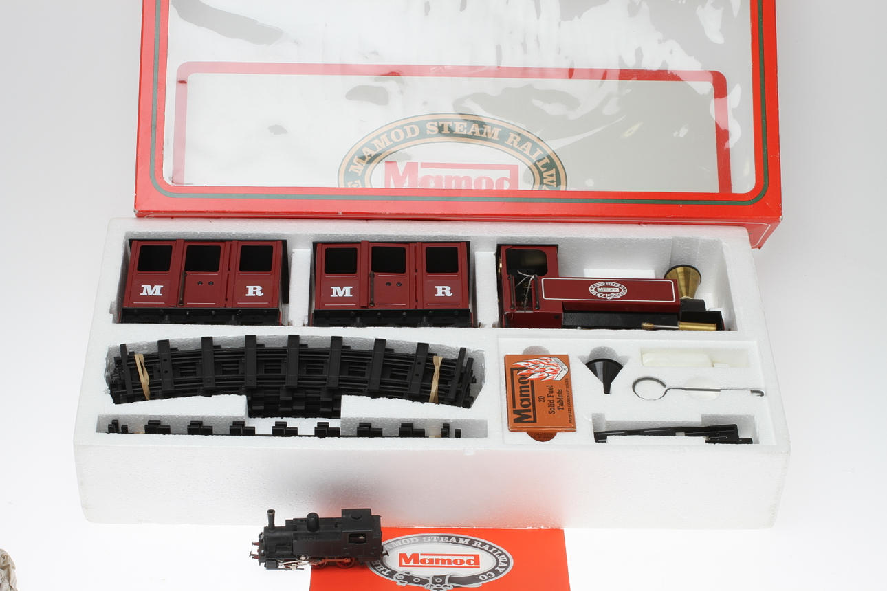MODELLTÅG MAMOD tågsats me ångdrivet lok och 2 vagnar i originalkartong.