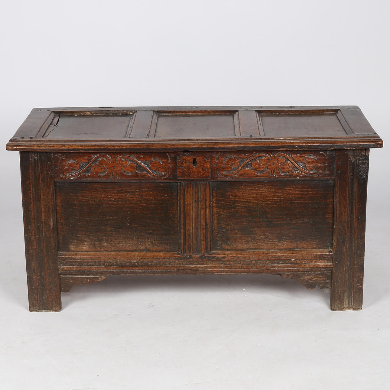 A 18TH CENTURY OAK COFFER.