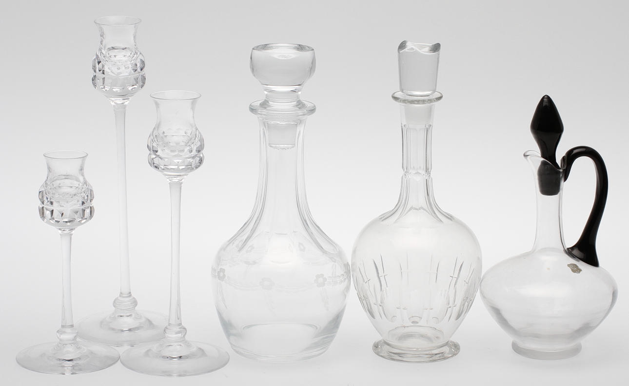 KARAFFER, 3 st, b.la. Kosta samt LJUSSTAKAR, 3 st, Kosta.