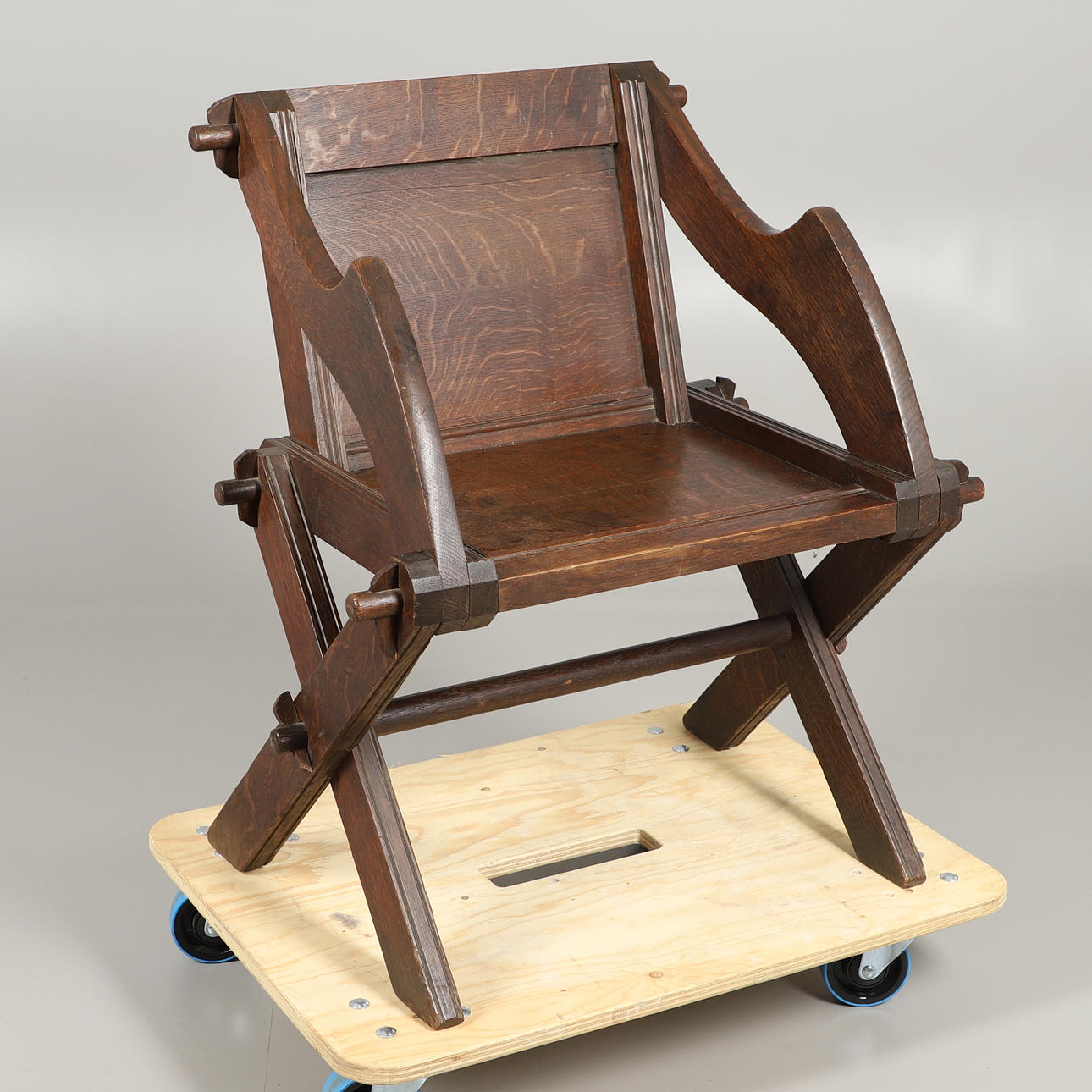 UNA SILLA GLASTONBURY DE ROBLE.