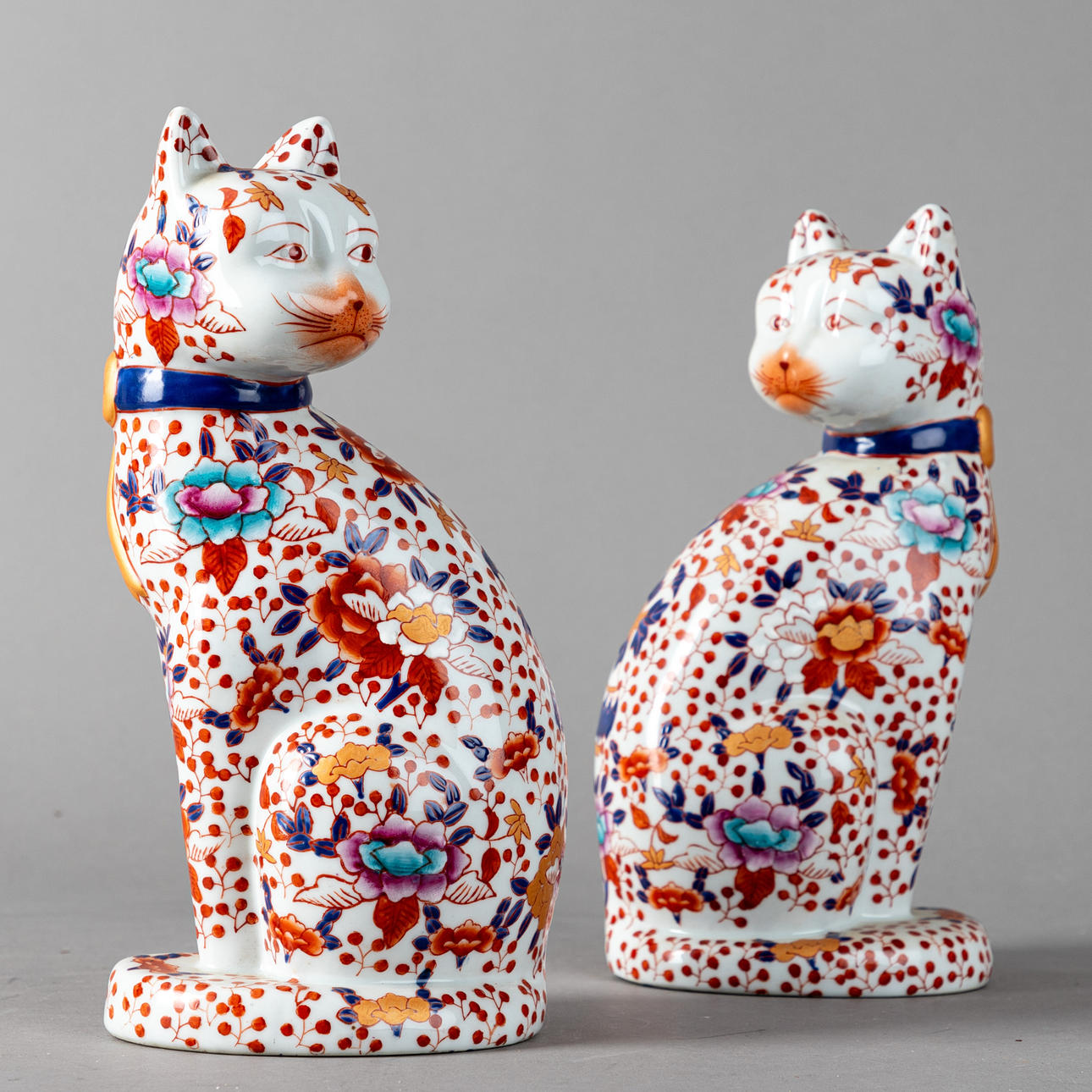 Imari cat pair, Shōwa period.