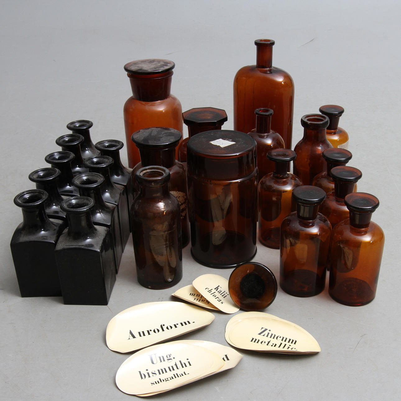APOTEKSFLASKOR MED MERA, 23 st, glas, 1900-tal.
