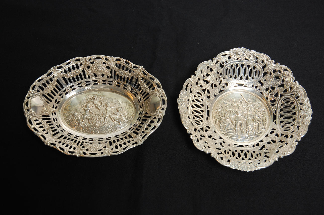 PRESENTERFAT, 2 st silver, 221 g.
