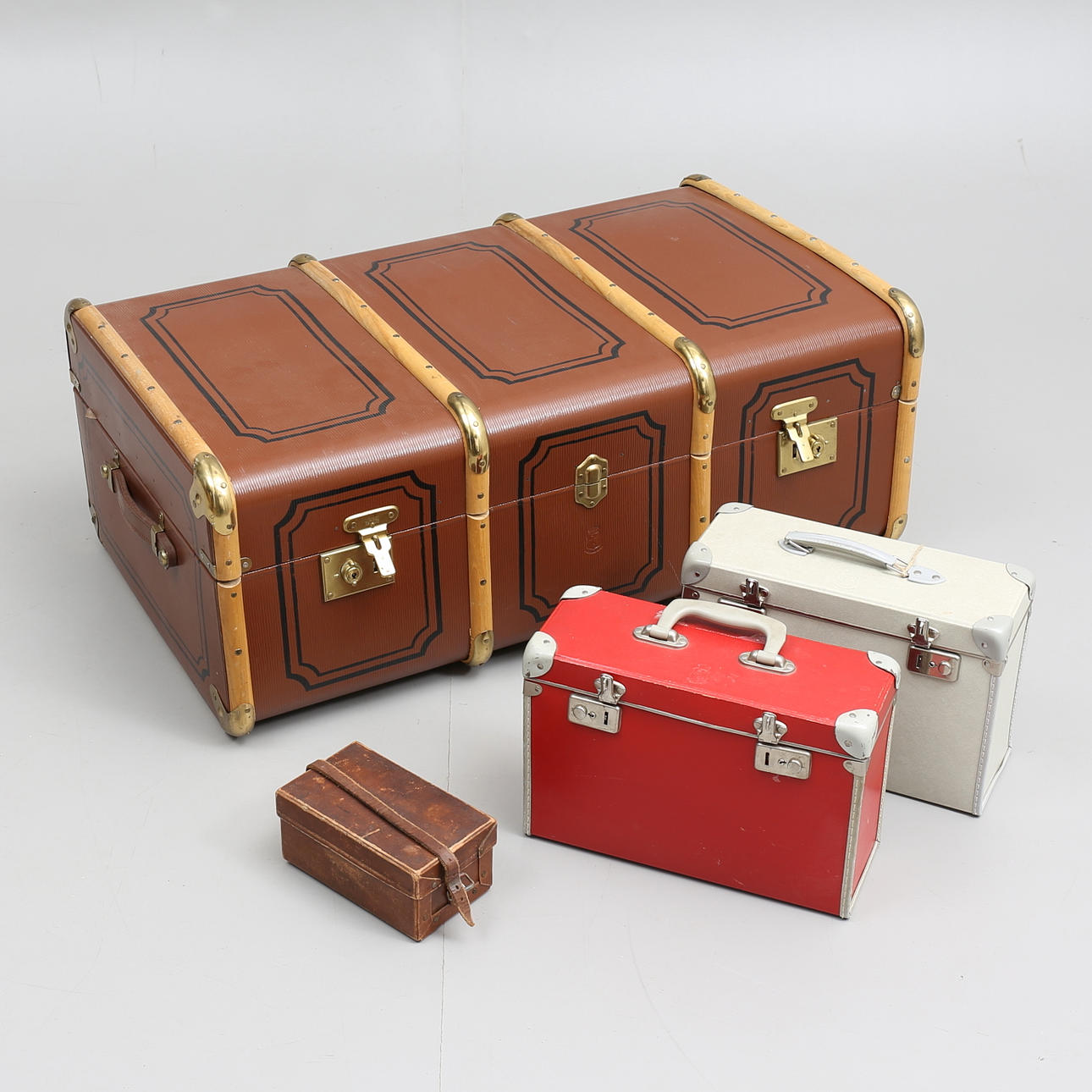 KOFFERT, samt VÄSKOR, 2 st, 1900-talets första hälft/mitt.
