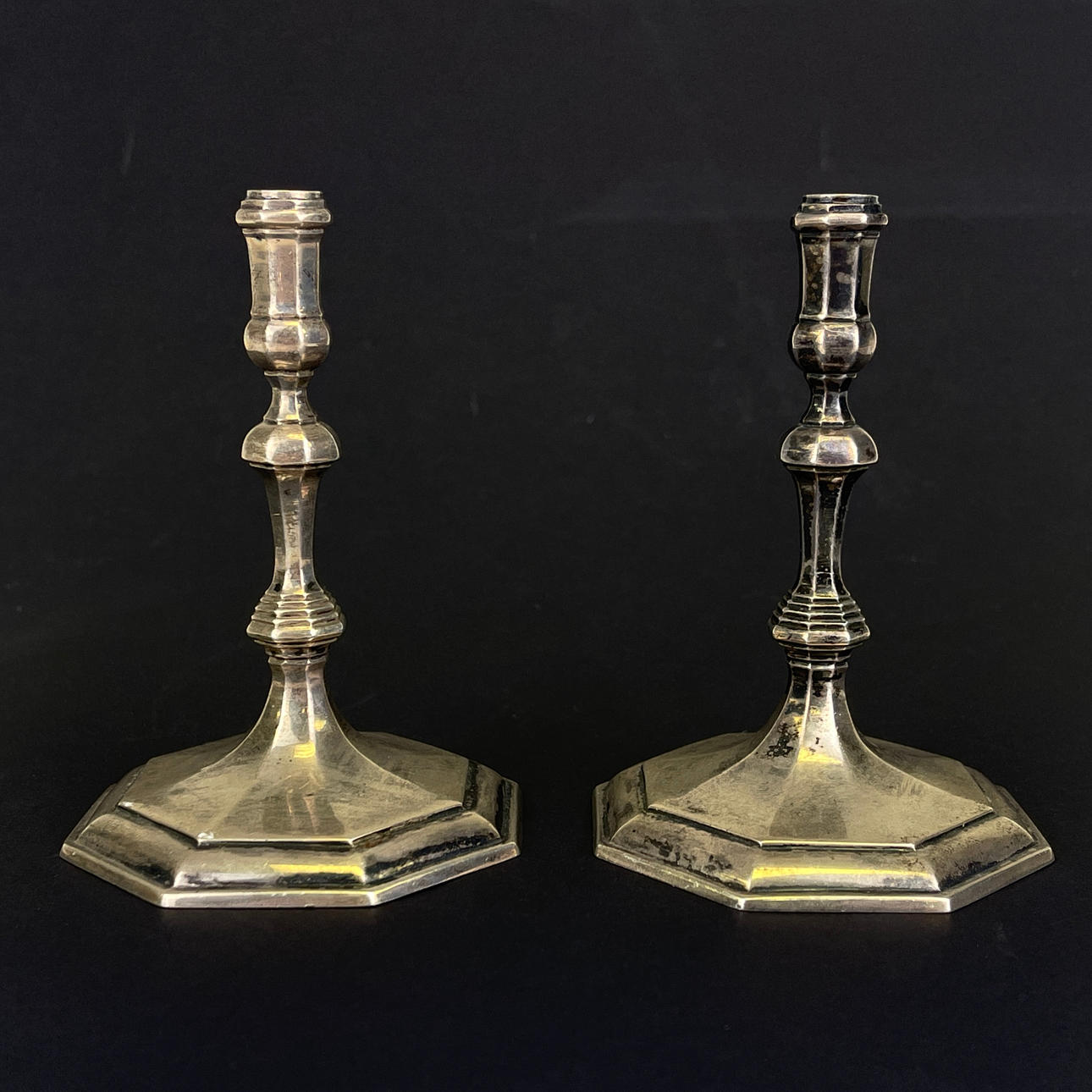 TUNGE ENGELSK SØLV LYSSTAKER.