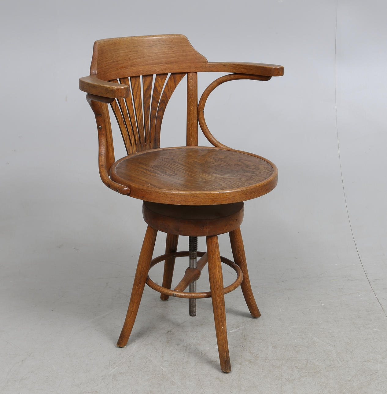 SKRIVBORDSTOL, ek, snurrbar. 1900-talets första hälft.