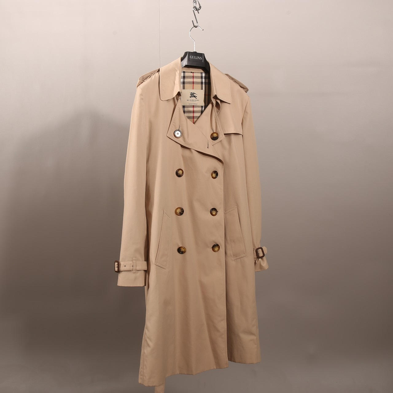 KAPPA/TRENCHCOAT Burberry, England.