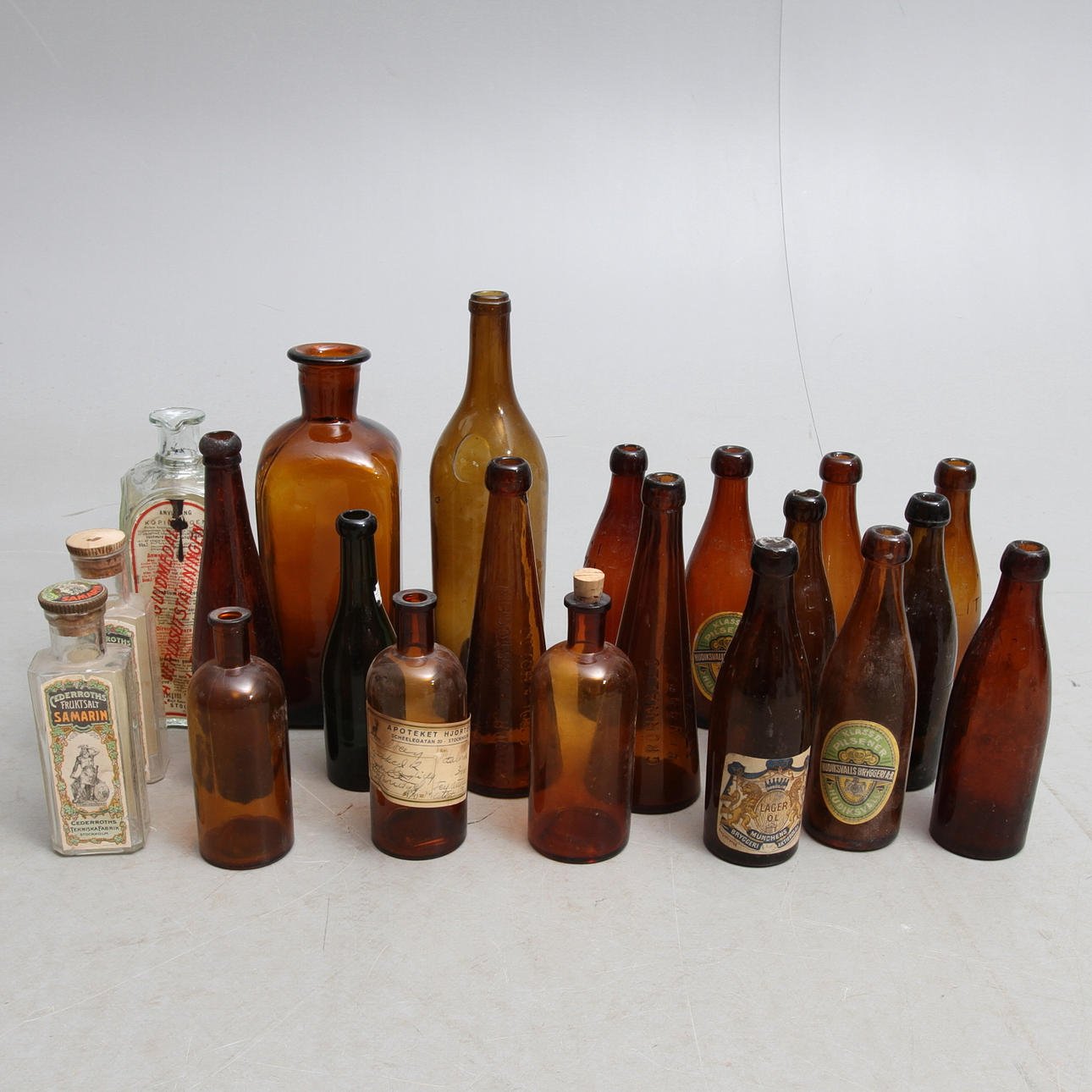 ÖLFLASKOR MED MERA, 21 st, glas, 1900-tal.