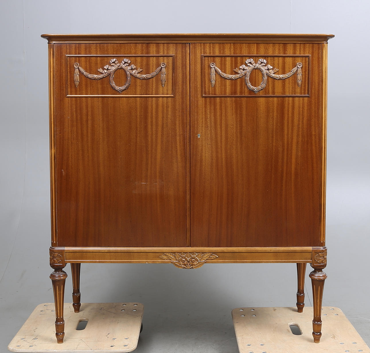 SKÅP, gustaviansk stil, omkring 1900-talets mitt.