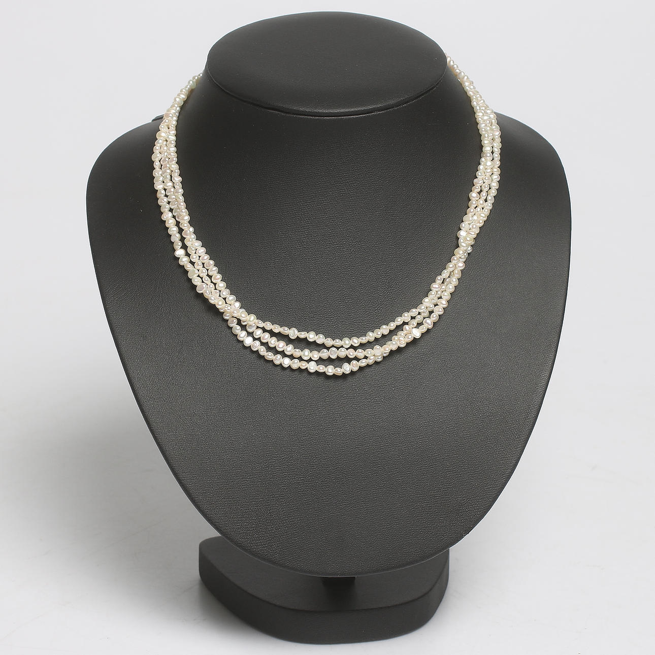 COLLIER, Biwa-pärlor samt lås i silver. 1900-tal.